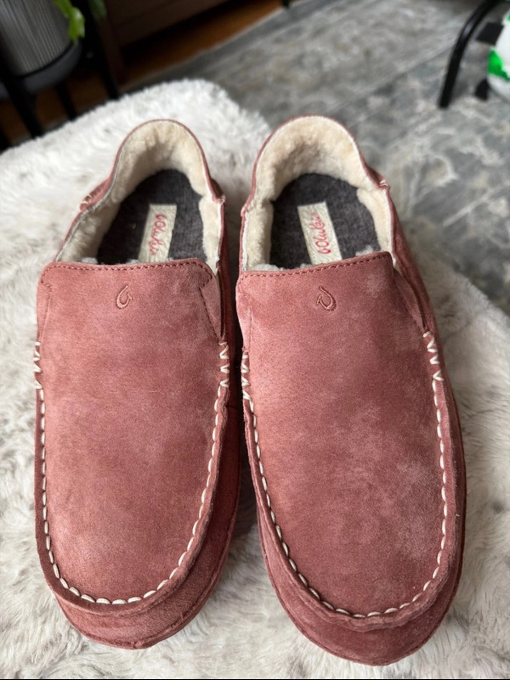 That's the OluKai Women's Nohea Slipper in cedarwood, highlighted by its soft nu